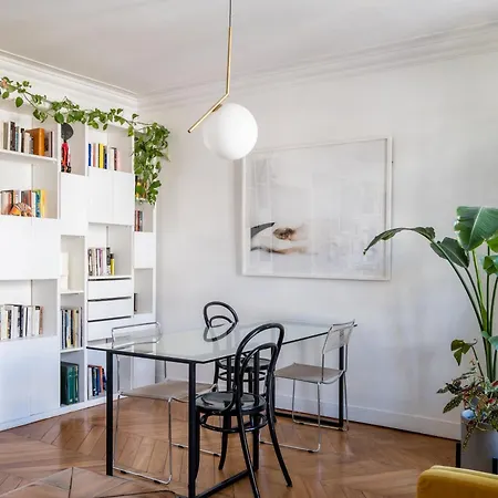 Veeve - Voltaire's Lookout Apartment *